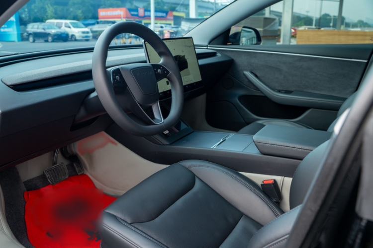 Used Tesla Model 3 2023 Long-Range All-Wheel-Drive Version Interior 4