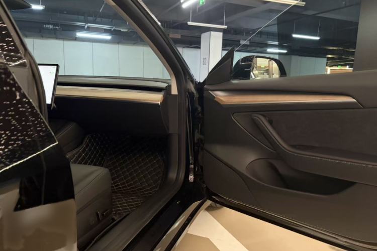 Used Tesla Model 3 2023 Long-Range All-Wheel-Drive Version Interior 7