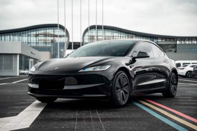 Ojetý Tesla Model 3 2023 Rear-Wheel-Drive Version
