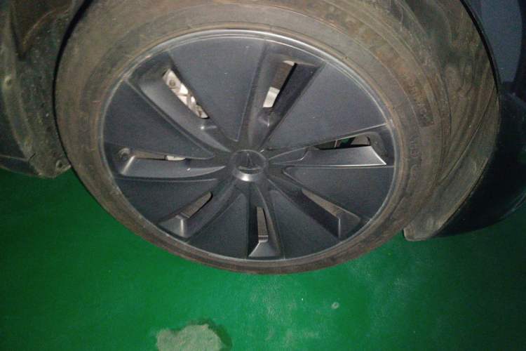Used Tesla Model 3 2023 Long-Range All-Wheel-Drive Version Right Front Wheel Hub