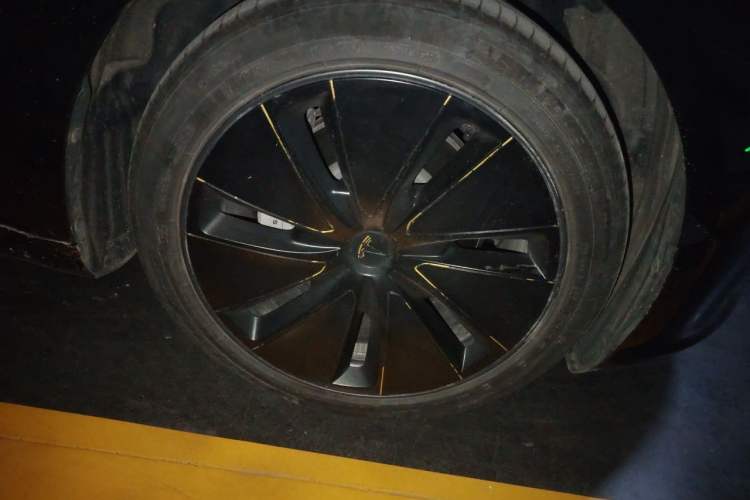 Used Tesla Model 3 2023 Long-Range All-Wheel-Drive Version Right Front Wheel Hub