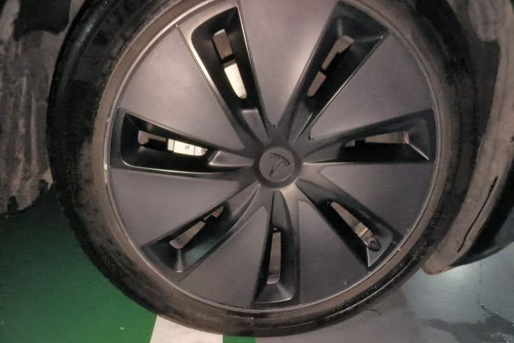 Used Tesla Model 3 2023 Long-Range All-Wheel-Drive Version Right Front Wheel Hub