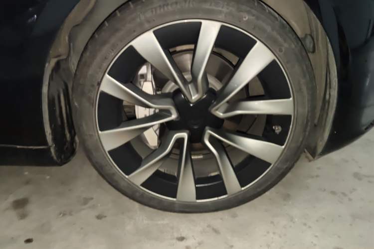 Used Tesla Model 3 2023 Long-Range All-Wheel-Drive Version Right Front Wheel Hub