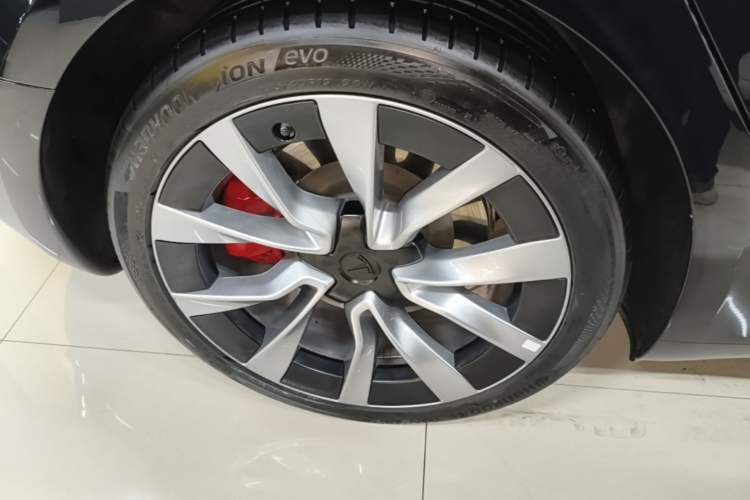 Used Tesla Model 3 2023 Long-Range All-Wheel-Drive Version Right Rear Wheel Hub