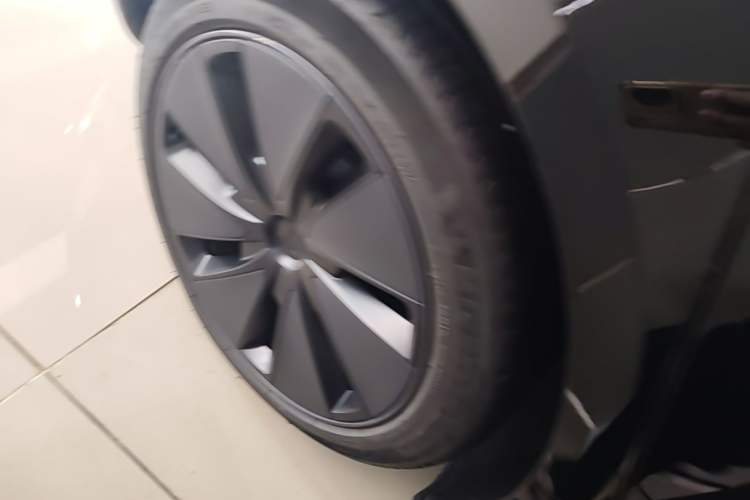 Used Tesla Model 3 2023 Long-Range All-Wheel-Drive Version Right Rear Wheel Hub