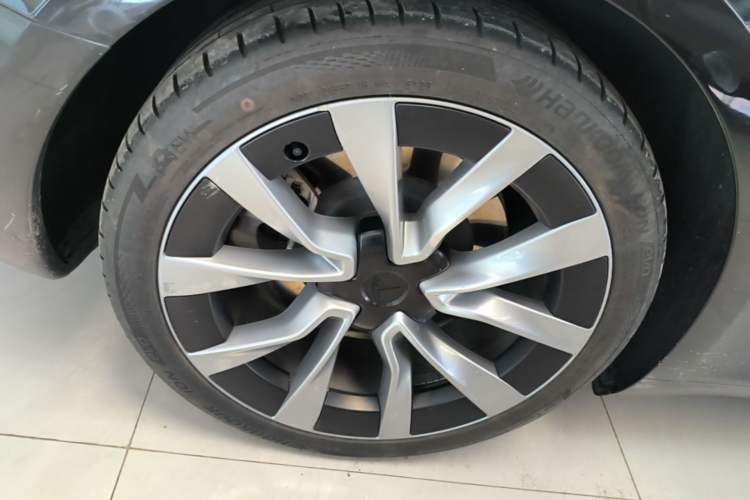 Used Tesla Model 3 2023 Long-Range All-Wheel-Drive Version Right Rear Wheel Hub