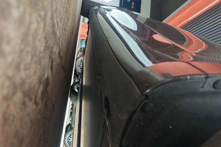Used Tesla Model 3 2023 Long-Range All-Wheel-Drive Version Right Side Sill