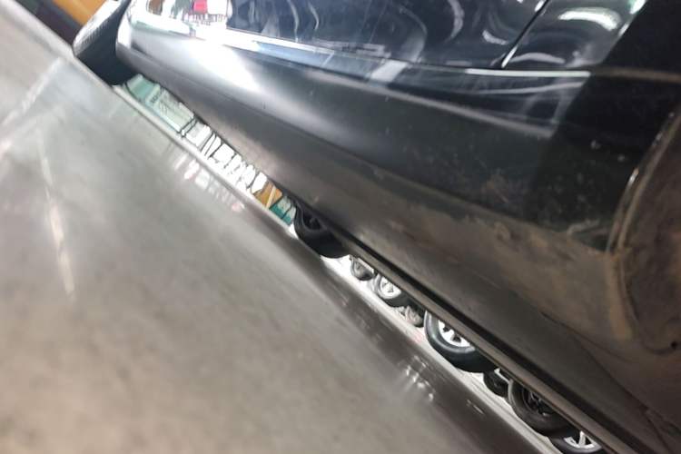 Used Tesla Model 3 2023 Long-Range All-Wheel-Drive Version Right Side Sill