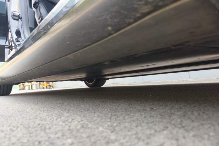 Used Tesla Model 3 2023 Long-Range All-Wheel-Drive Version Right Side Sill