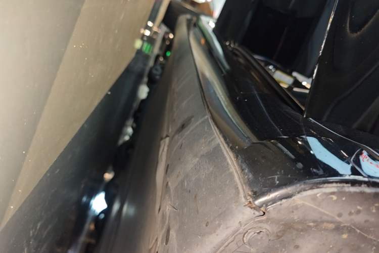 Used Tesla Model 3 2023 Long-Range All-Wheel-Drive Version Right Side Sill
