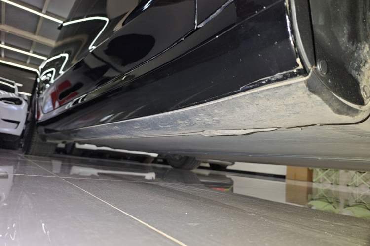 Used Tesla Model 3 2023 Long-Range All-Wheel-Drive Version Right Side Sill