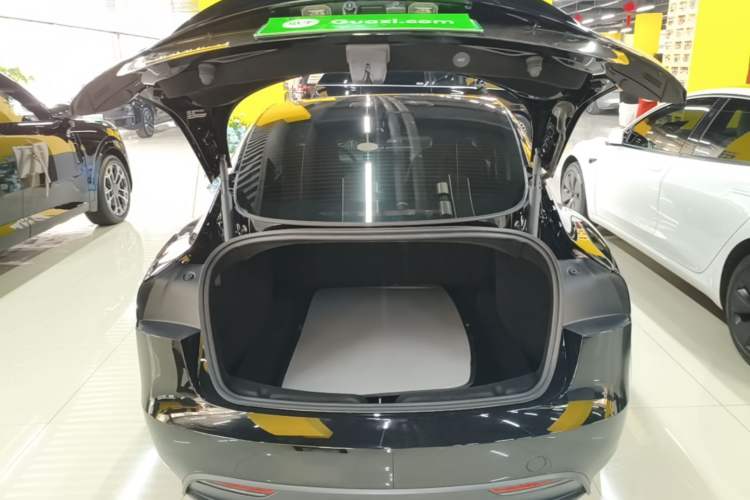 Used Tesla Model 3 2023 Long-Range All-Wheel-Drive Version Trunk
