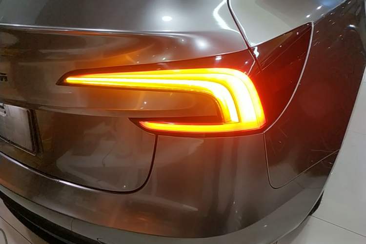 Used Tesla Model 3 2023 Rear-Wheel-Drive Version Exterior 3