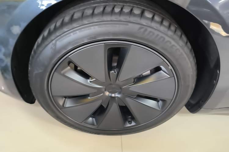 Used Tesla Model 3 2023 Long-Range All-Wheel-Drive Version Exterior 4