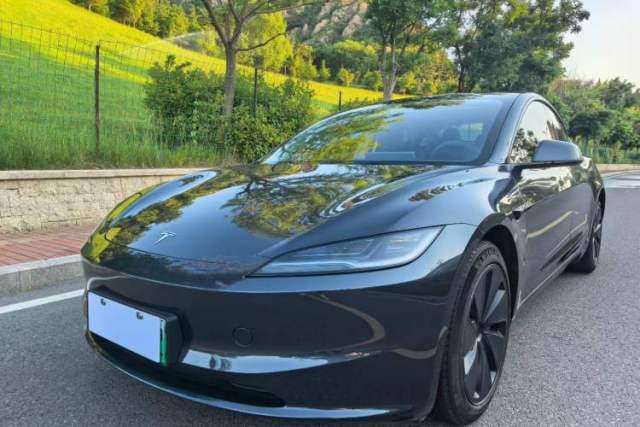 Ojetý Tesla Model 3 2023 Rear-Wheel-Drive Version
