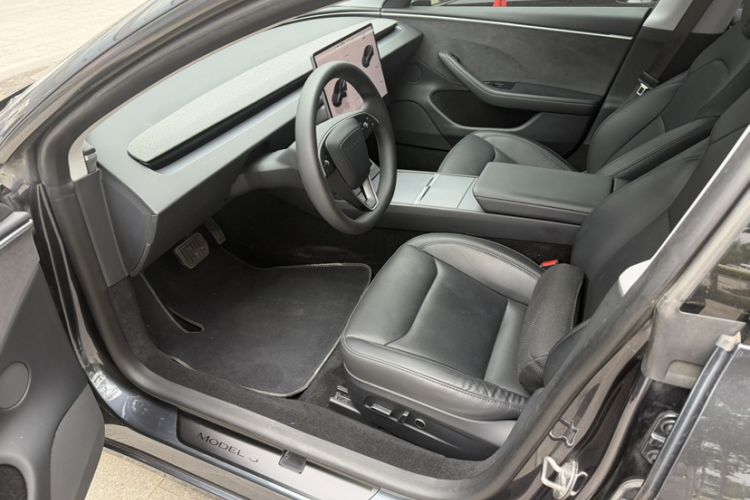 Used Tesla Model 3 2023 Long-Range All-Wheel-Drive Version Interior 1