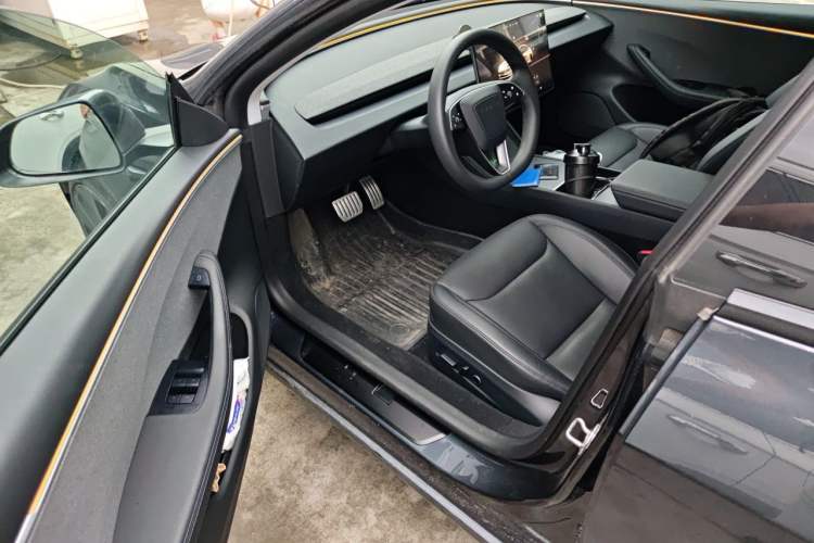 Used Tesla Model 3 2023 Rear-Wheel-Drive Version Interior 3