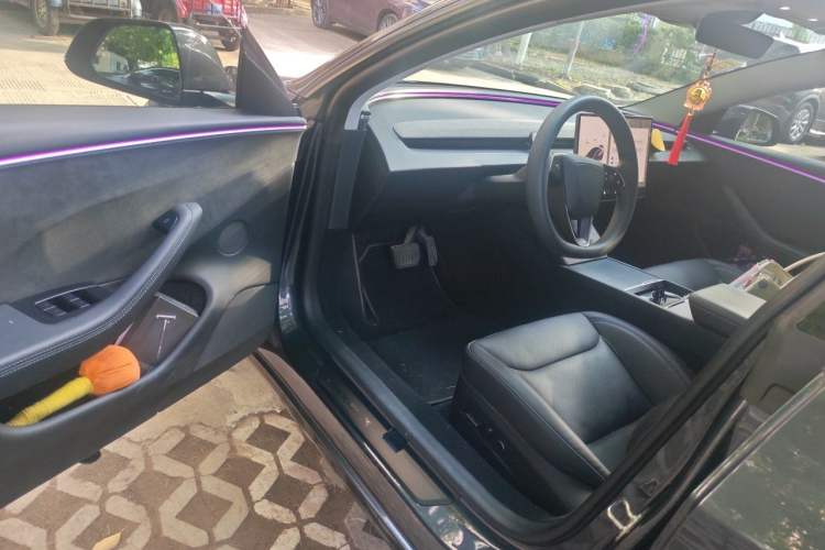 Used Tesla Model 3 2023 Long-Range All-Wheel-Drive Version Interior 3