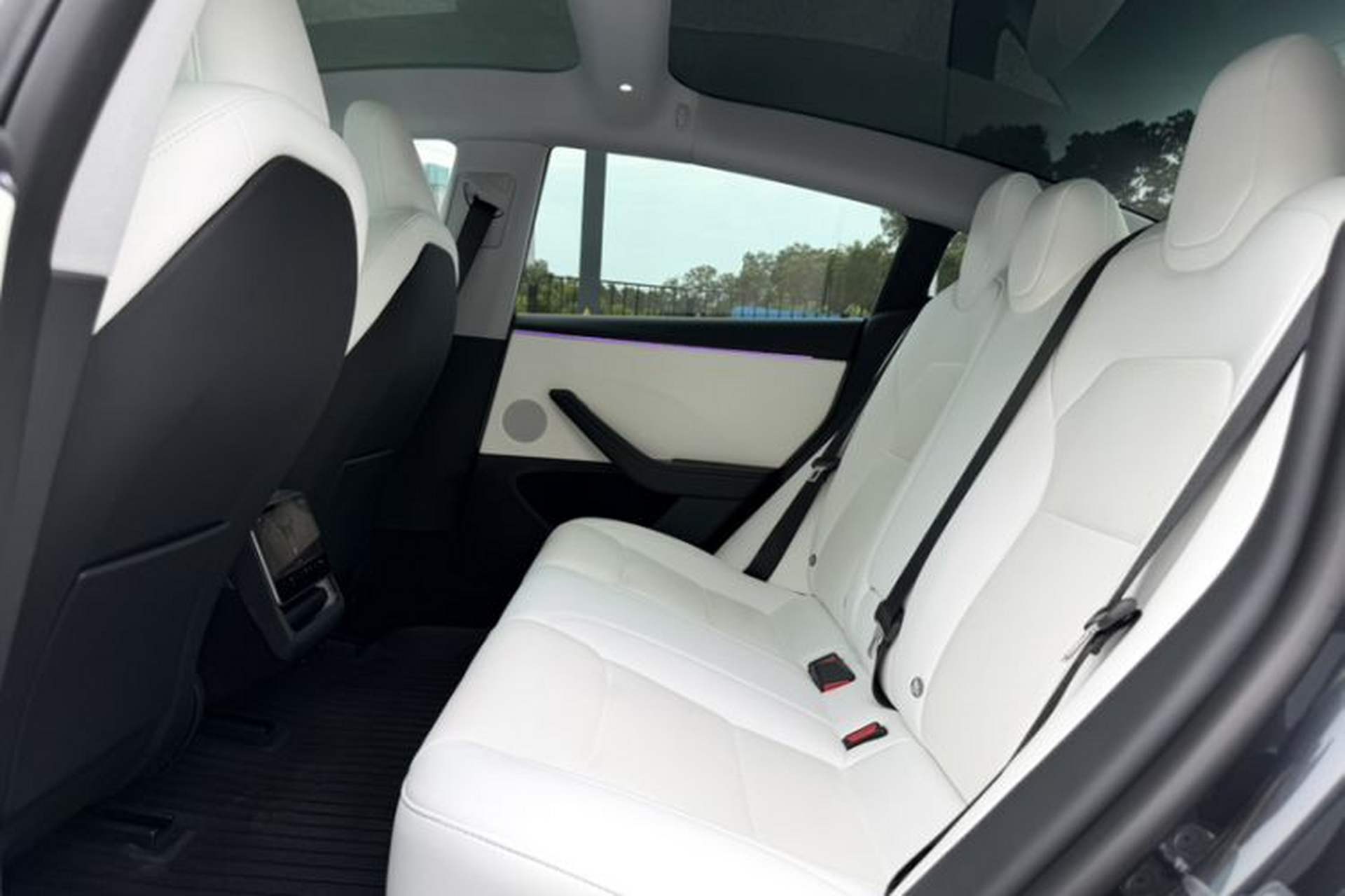 Used Tesla Model 3 2023 Long-Range All-Wheel-Drive Version Interior 4