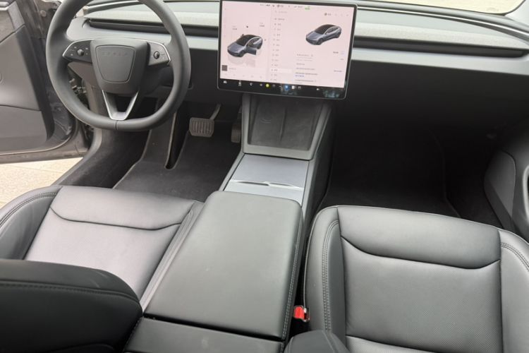 Used Tesla Model 3 2023 Long-Range All-Wheel-Drive Version Interior 4