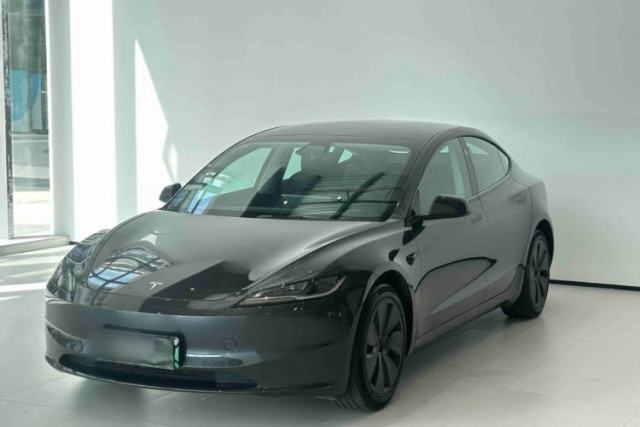 Ojetý Tesla Model 3 2023 Long-Range All-Wheel-Drive Version
