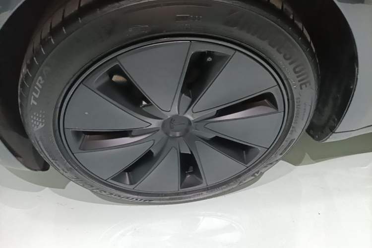 Used Tesla Model 3 2023 Long-Range All-Wheel-Drive Version Left Front Wheel Hub