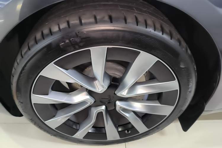 Used Tesla Model 3 2023 Rear-Wheel-Drive Version Left Front Wheel Hub