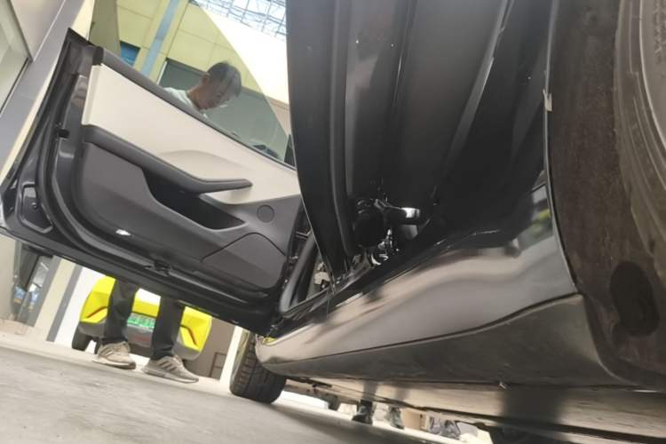 Used Tesla Model 3 2023 Long-Range All-Wheel-Drive Version Left Side Sill