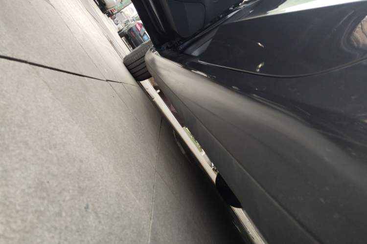 Used Tesla Model 3 2023 Long-Range All-Wheel-Drive Version Left Side Sill