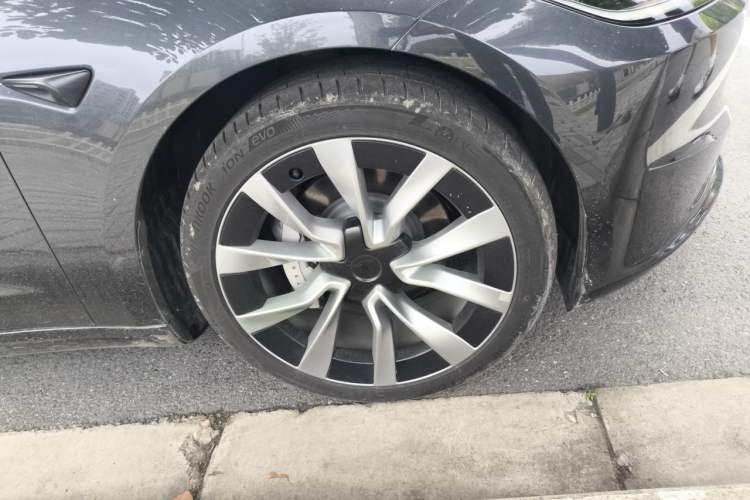 Used Tesla Model 3 2023 Long-Range All-Wheel-Drive Version Right Front Wheel Hub