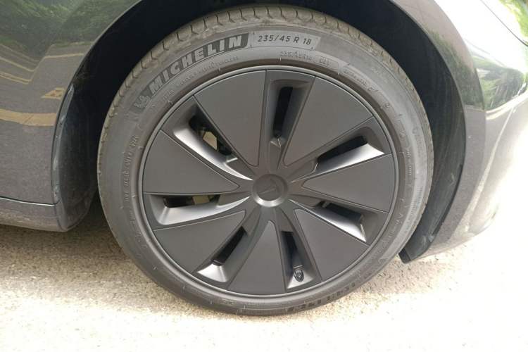 Used Tesla Model 3 2023 Long-Range All-Wheel-Drive Version Right Front Wheel Hub