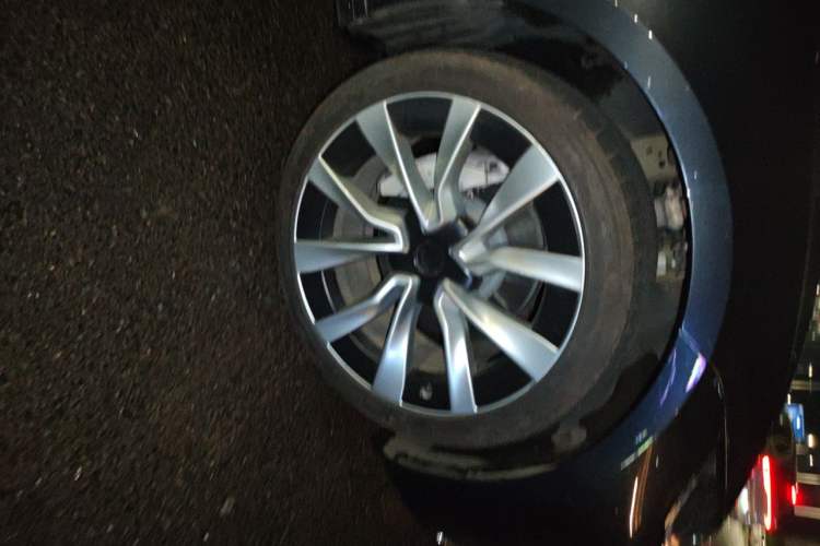 Used Tesla Model 3 2023 Long-Range All-Wheel-Drive Version Right Front Wheel Hub