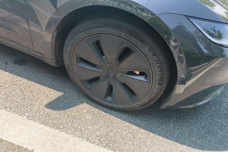 Used Tesla Model 3 2023 Long-Range All-Wheel-Drive Version Right Front Wheel Hub