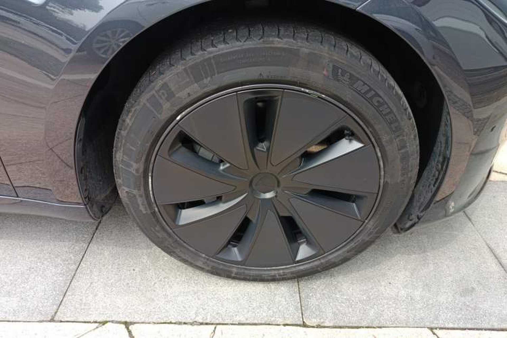 Used Tesla Model 3 2023 Long-Range All-Wheel-Drive Version Right Front Wheel Hub