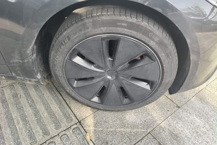 Used Tesla Model 3 2023 Long-Range All-Wheel-Drive Version Right Front Wheel Hub