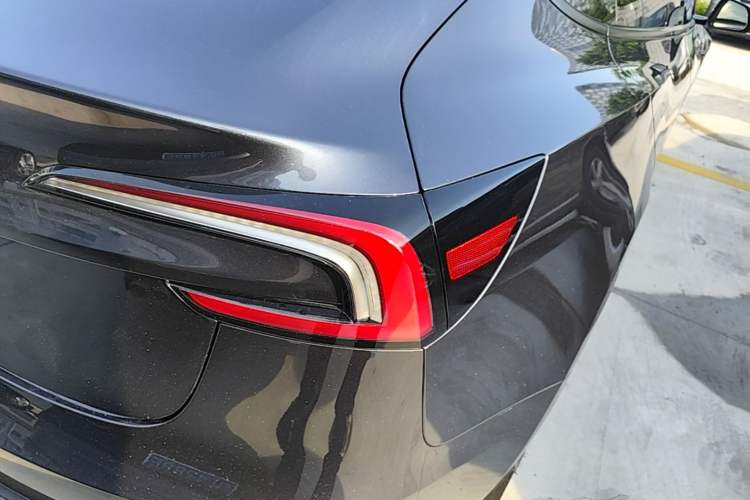 Used Tesla Model 3 2023 Long-Range All-Wheel-Drive Version Right Rear Taillight