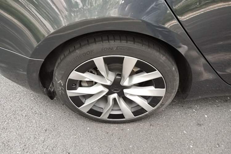 Used Tesla Model 3 2023 Long-Range All-Wheel-Drive Version Right Rear Wheel Hub
