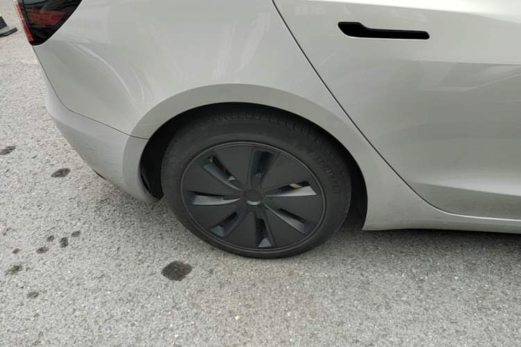 Used Tesla Model 3 2023 Long-Range All-Wheel-Drive Version Right Rear Wheel Hub