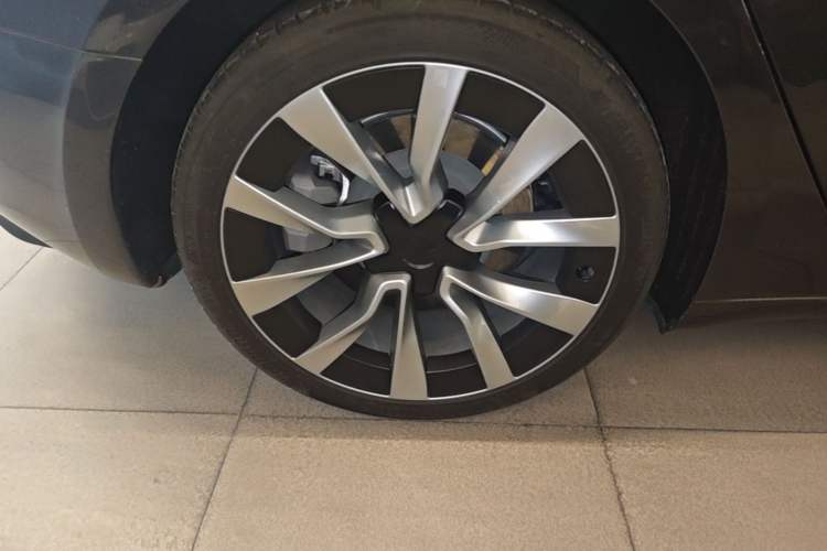 Used Tesla Model 3 2023 Long-Range All-Wheel-Drive Version Right Rear Wheel Hub