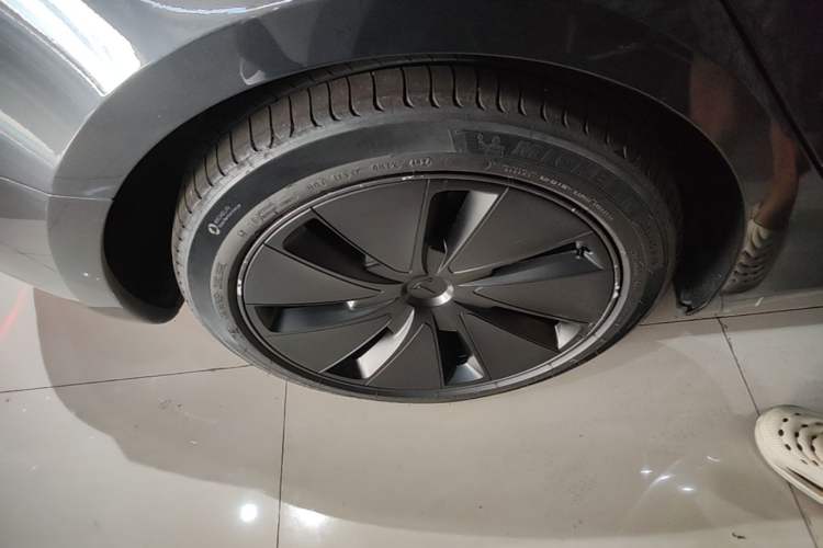 Used Tesla Model 3 2023 Rear-Wheel-Drive Version Right Rear Wheel Hub