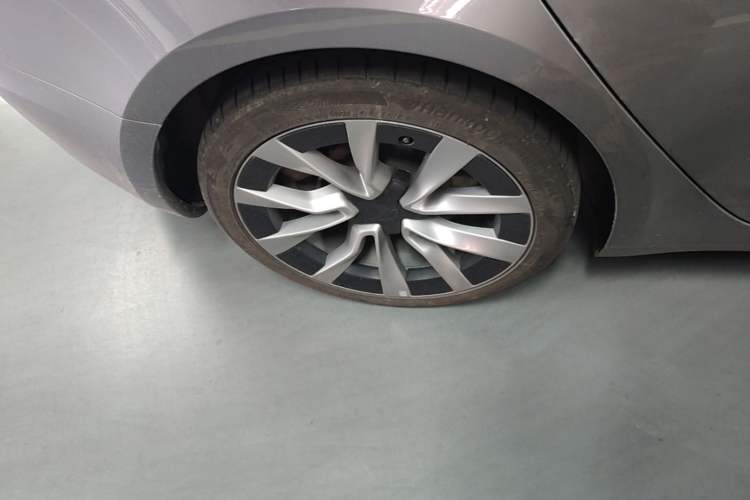 Used Tesla Model 3 2023 Long-Range All-Wheel-Drive Version Right Rear Wheel Hub