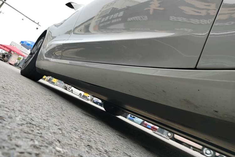 Used Tesla Model 3 2023 Long-Range All-Wheel-Drive Version Right Side Sill