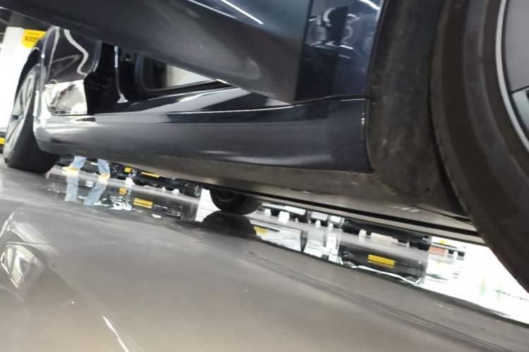 Used Tesla Model 3 2023 Long-Range All-Wheel-Drive Version Right Side Sill
