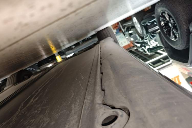 Used Tesla Model 3 2023 Long-Range All-Wheel-Drive Version Right Side Sill
