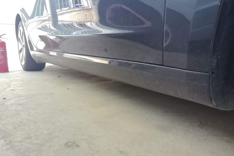 Used Tesla Model 3 2023 Long-Range All-Wheel-Drive Version Right Side Sill