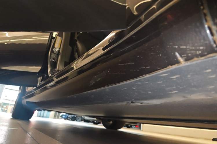 Used Tesla Model 3 2023 Long-Range All-Wheel-Drive Version Right Side Sill