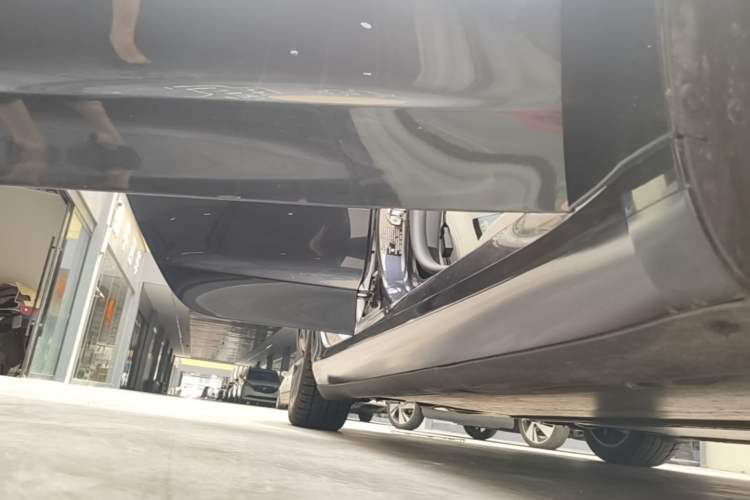 Used Tesla Model 3 2023 Long-Range All-Wheel-Drive Version Right Side Sill