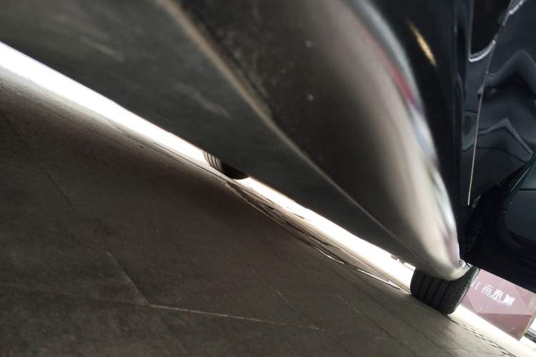 Used Tesla Model 3 2023 Long-Range All-Wheel-Drive Version Right Side Sill