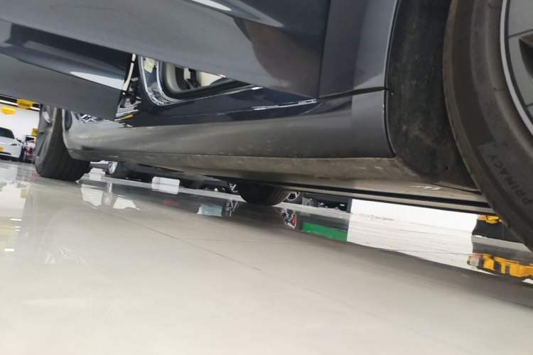 Used Tesla Model 3 2023 Long-Range All-Wheel-Drive Version Right Side Sill