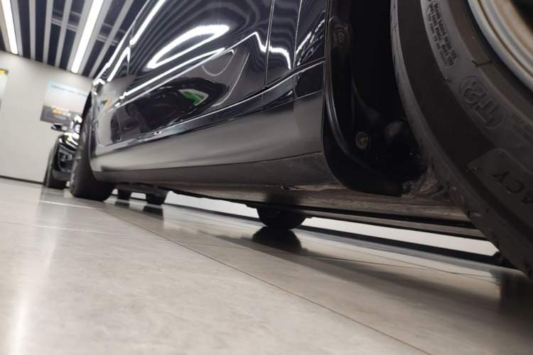 Used Tesla Model 3 2023 Long-Range All-Wheel-Drive Version Right Side Sill
